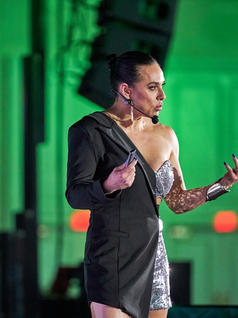 Coral Mujaes durante una keynote escénica